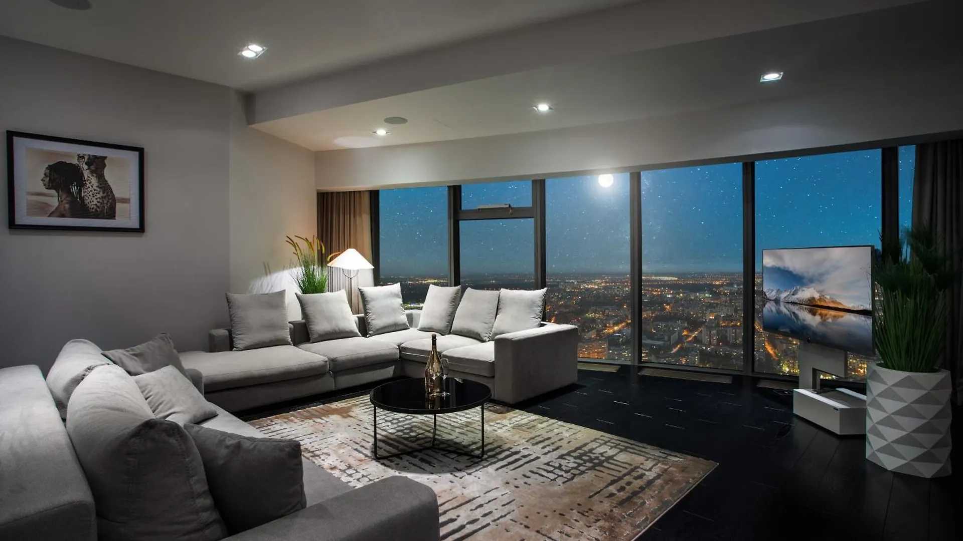 30Th+ Floor Apartments In Sky Tower Vratislav