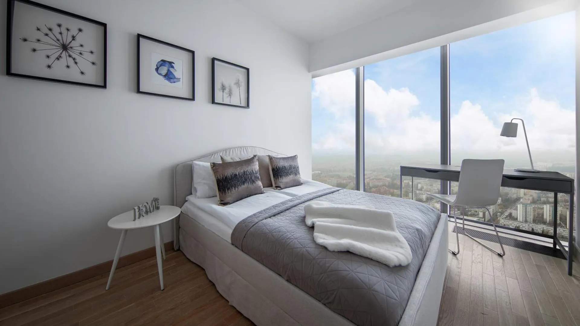 30Th+ Floor Apartments In Sky Tower Вроцлав Польша