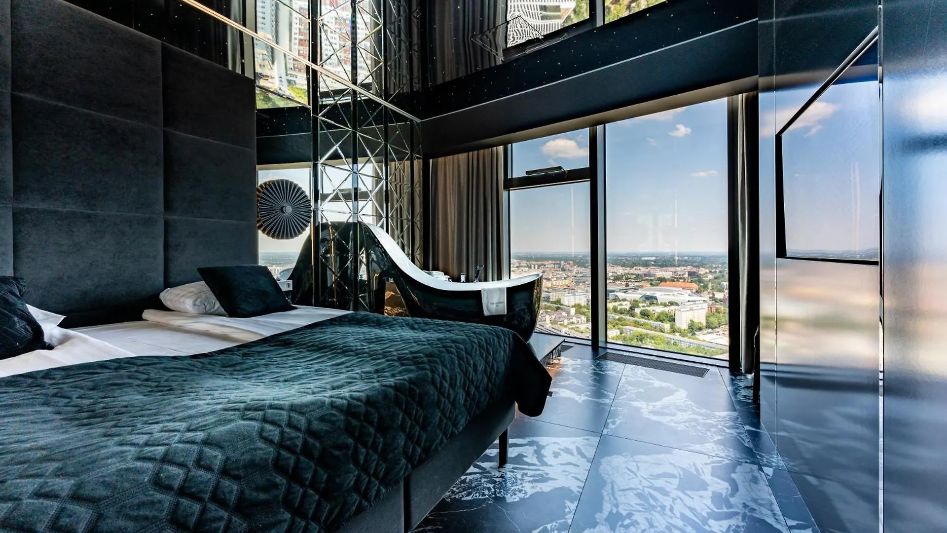 30Th+ Floor Apartments In Sky Tower Вроцлав 0*,  Польша
