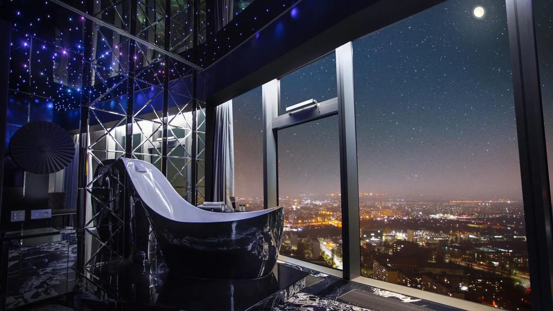30Th+ Floor Apartments In Sky Tower Вроцлав